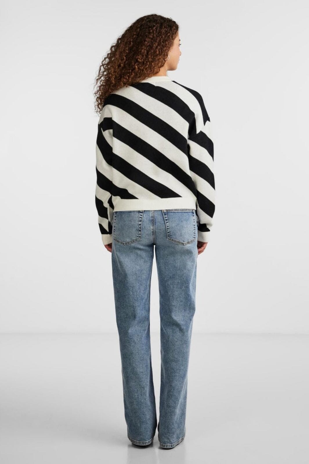 pieces-pcabby-ls-o-neck-knit-4451521-black-bright-white_1.jpg Pieces - Pcabby Ls O-Neck Knit - 4451521 Black Bright White