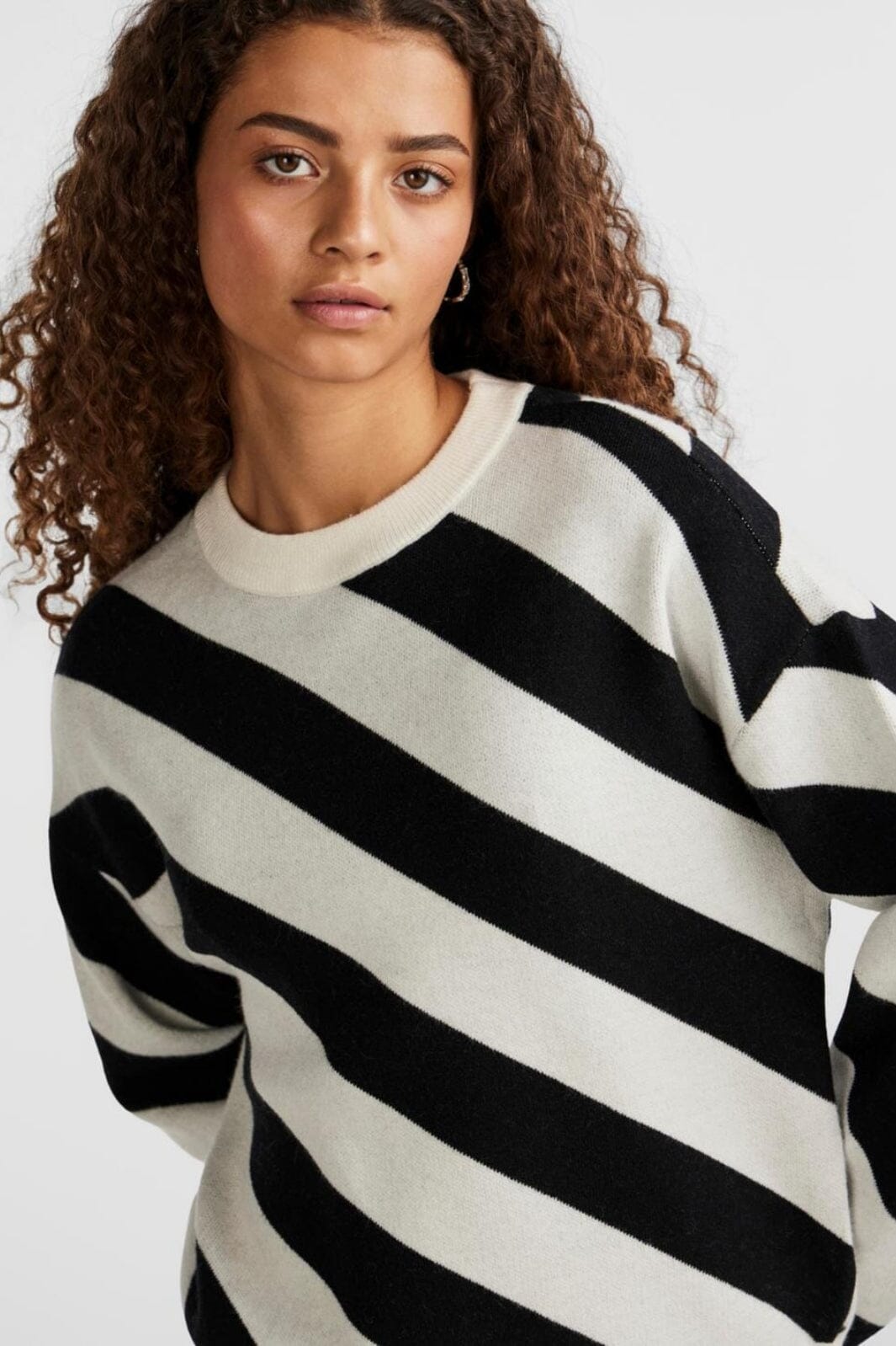 pieces-pcabby-ls-o-neck-knit-4451521-black-bright-white_2.jpg Pieces - Pcabby Ls O-Neck Knit - 4451521 Black Bright White