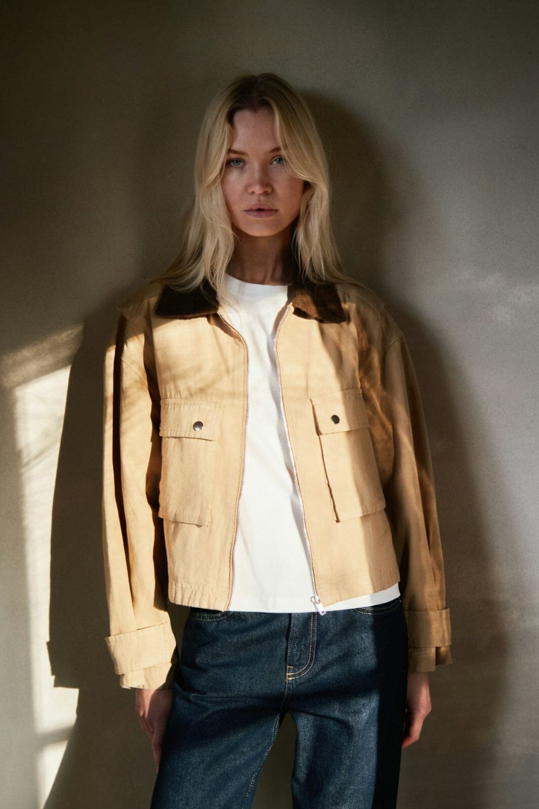 Forudbestilling - Neo Noir - Rivera Canvas Boxy Jacket 164402 - 213 - Sand Online Hot Salg