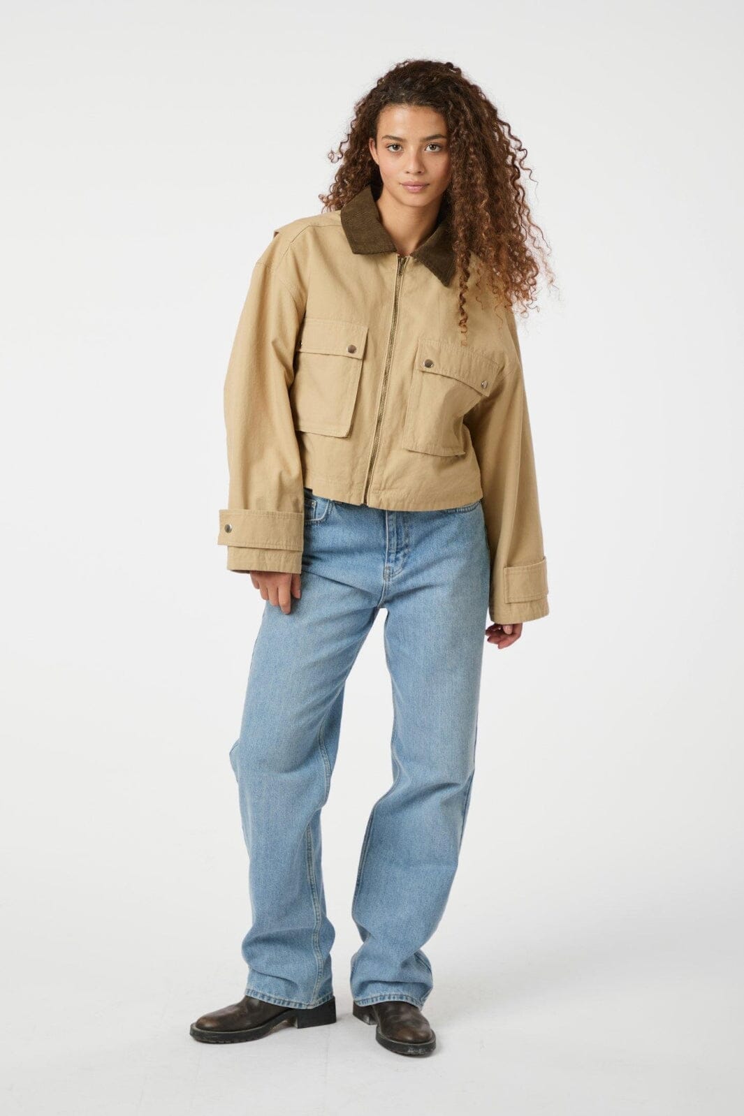 Forudbestilling - Neo Noir - Rivera Canvas Boxy Jacket 164402 - 213 - Sand Online Hot Salg