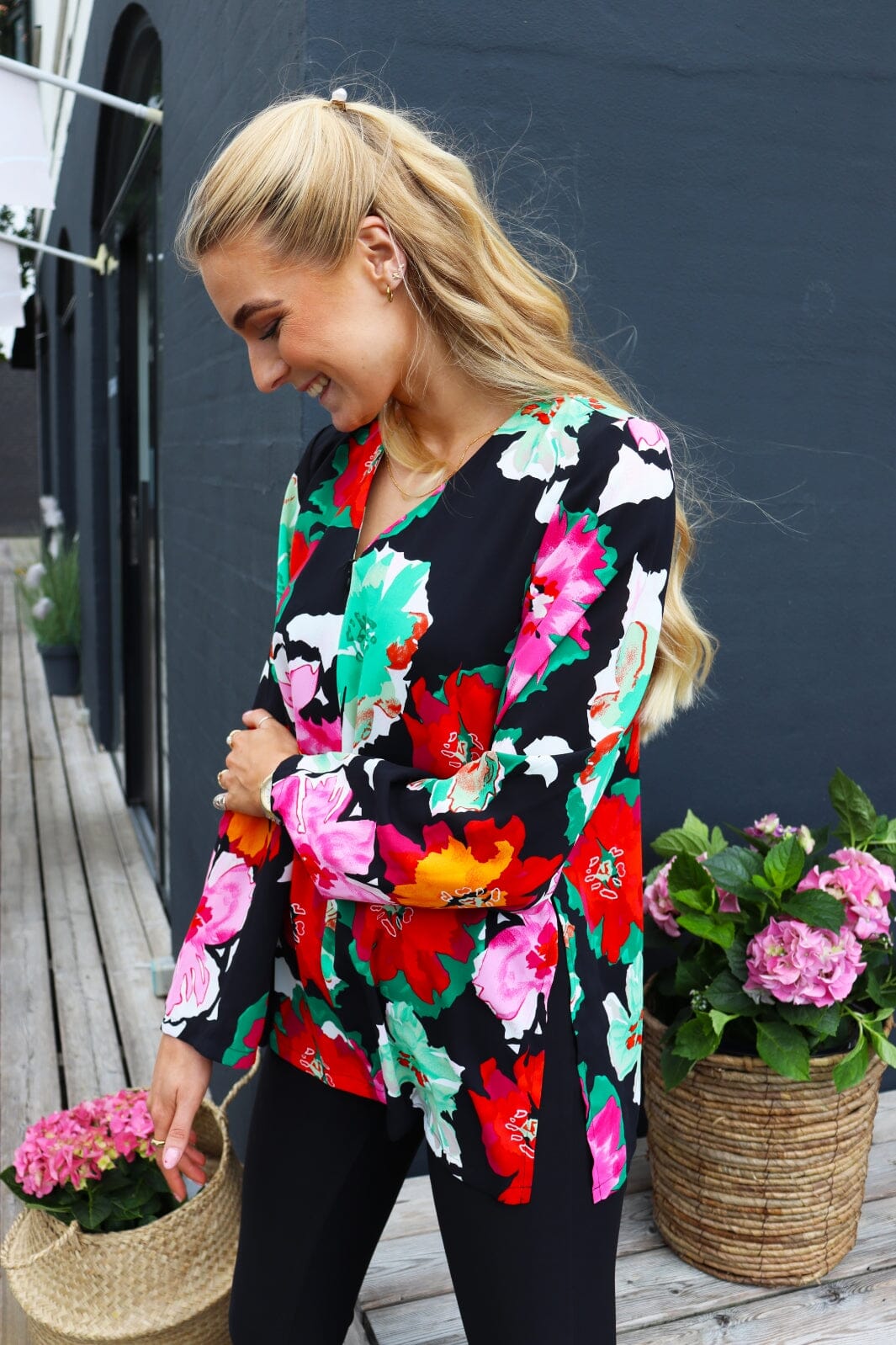 Liberte - Andrea-Zip-Blouse - Black Big Flowers