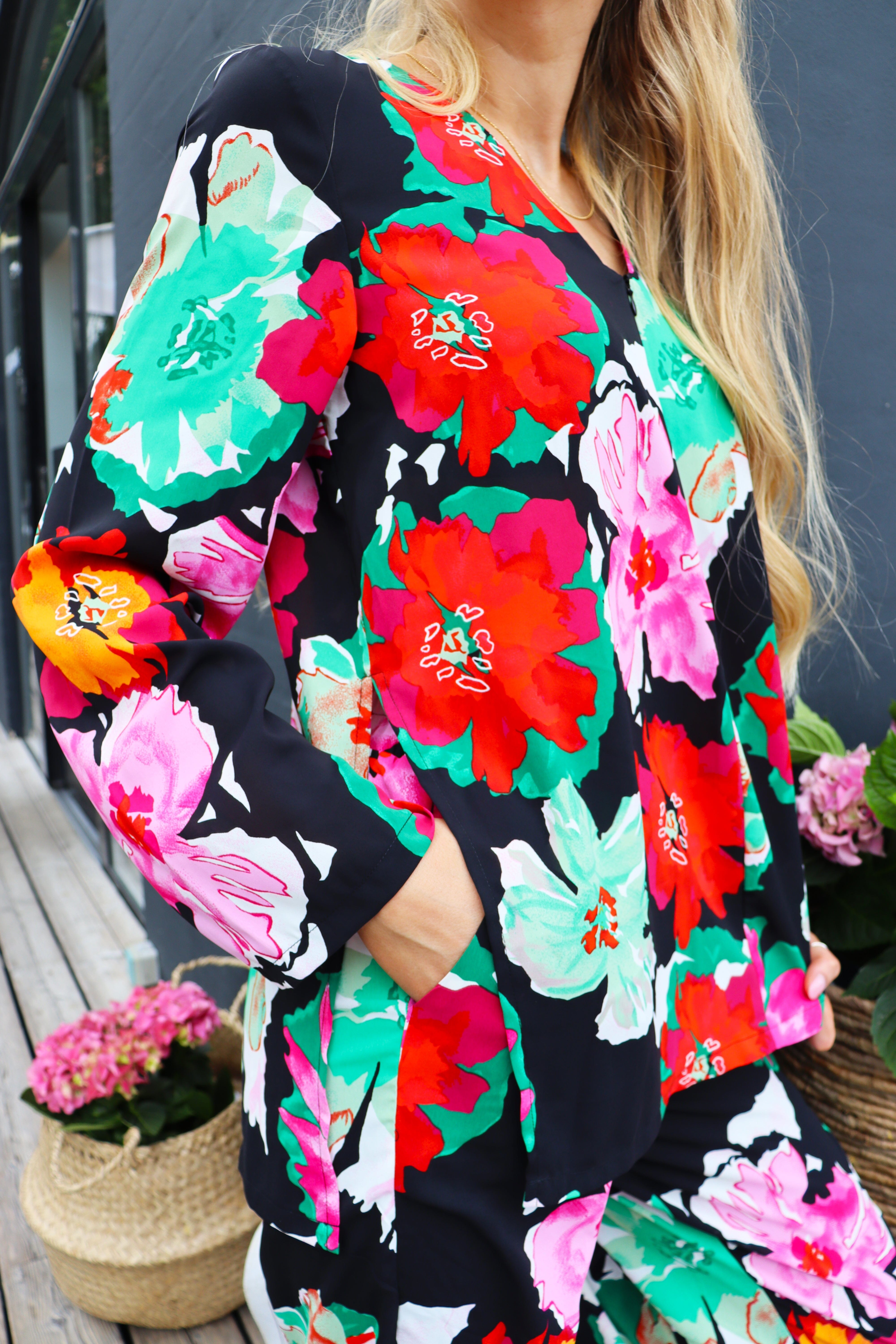 Liberte - Andrea-Zip-Blouse - Black Big Flowers