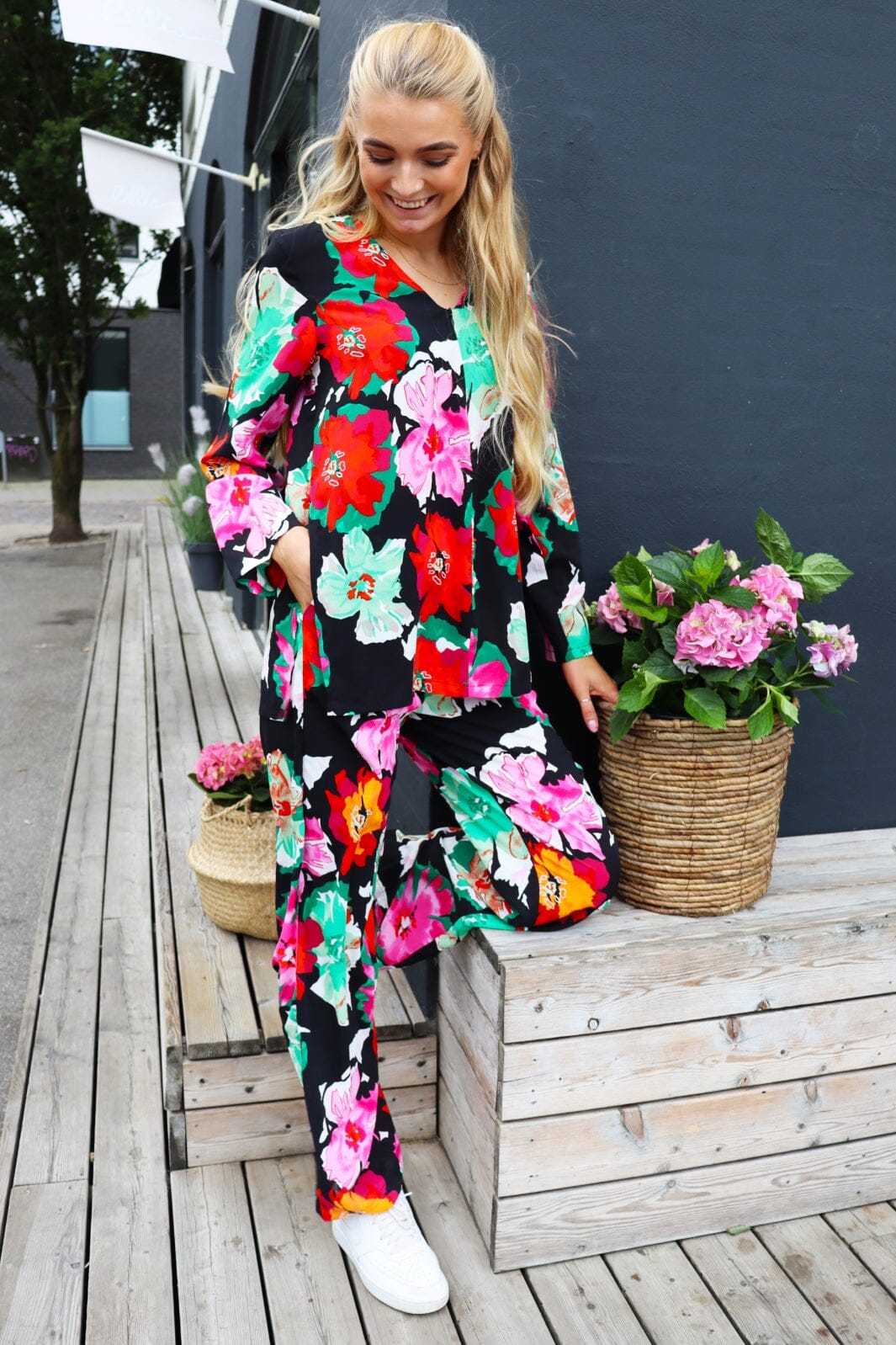Liberte - Andrea-Zip-Blouse - Black Big Flowers