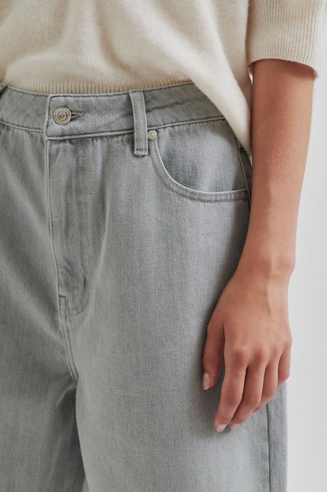Forudbestilling - Second Female - Esso Bermuda Shorts 59780 - Light Grey Denim 7035 Online salg