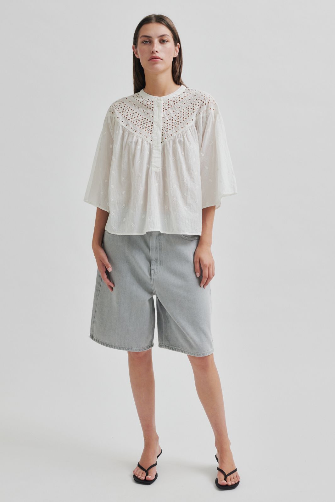 Forudbestilling - Second Female - Esso Bermuda Shorts 59780 - Light Grey Denim 7035 Online salg