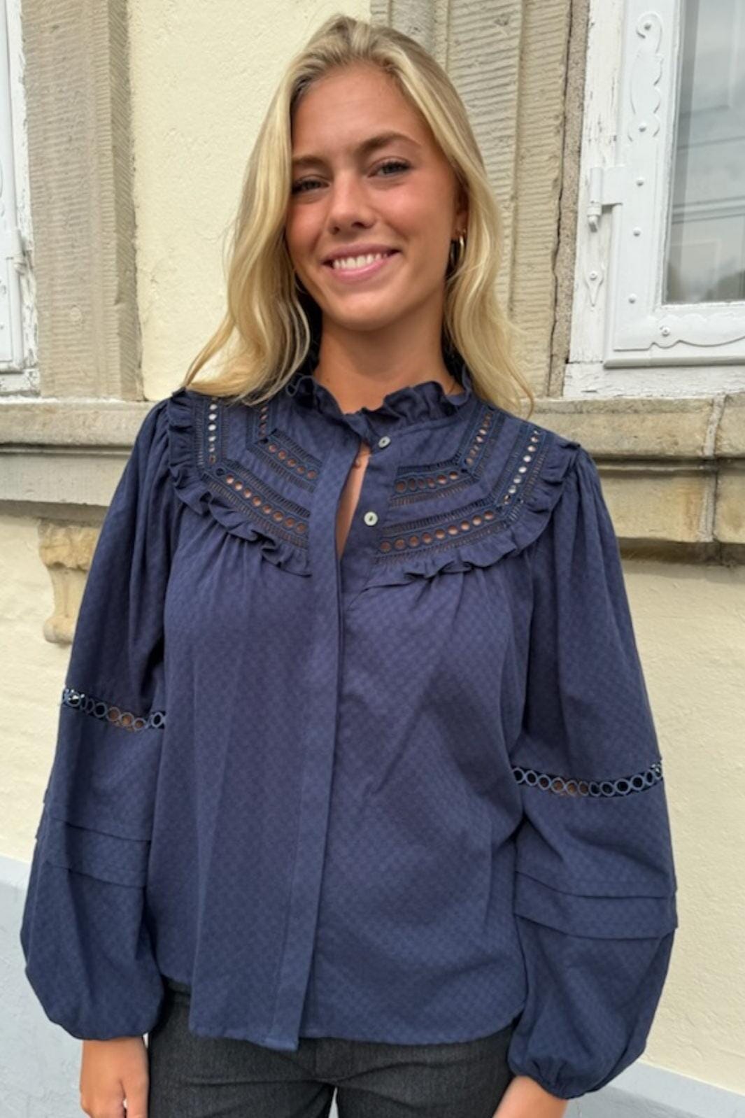 Continue - Sienna Emb - 201 Navy Blue Levere