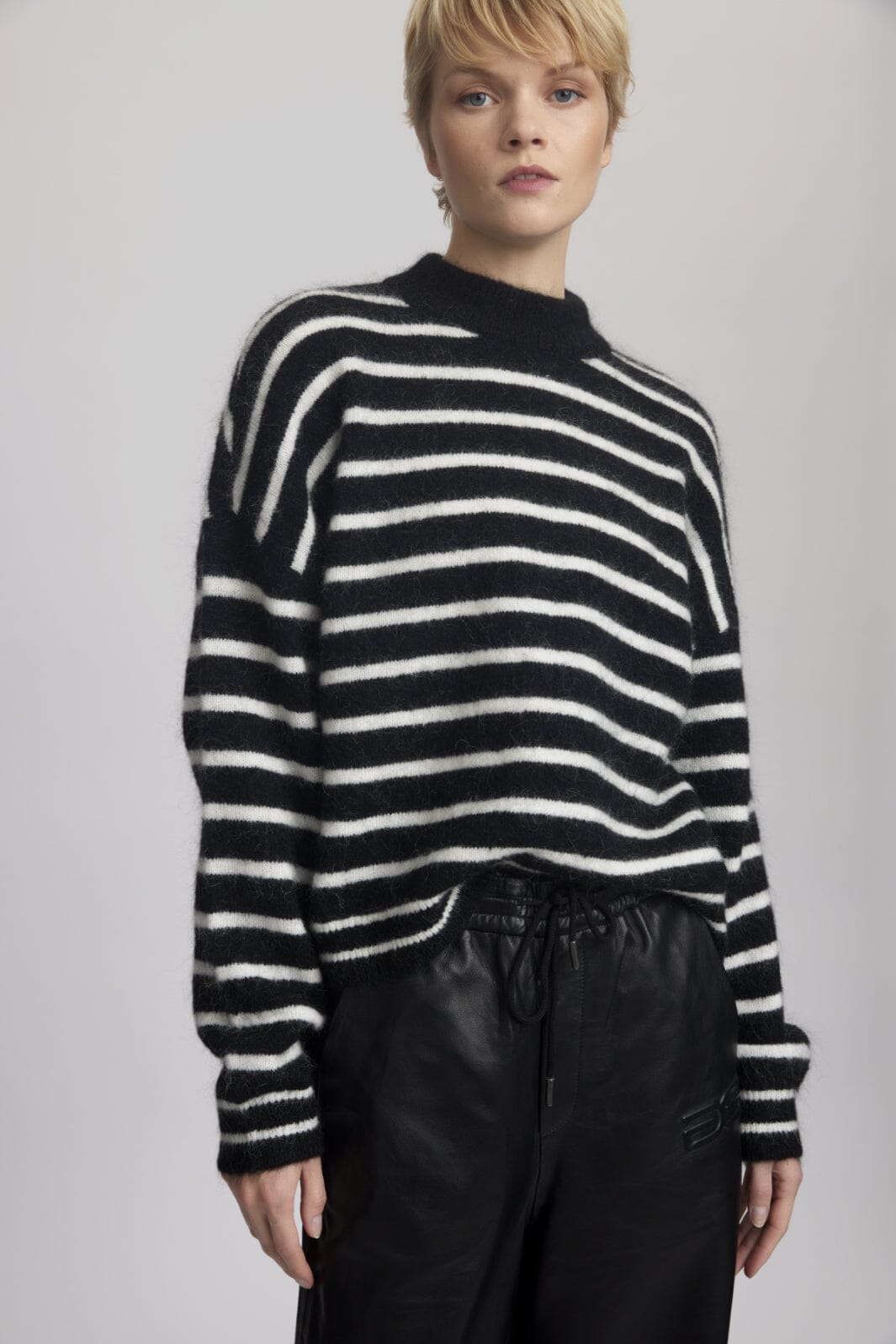 gestuz-debbiegz-pullover-106343-black-white-striped_1.jpg Gestuz - Debbiegz Pullover - 106343 Black/White Striped