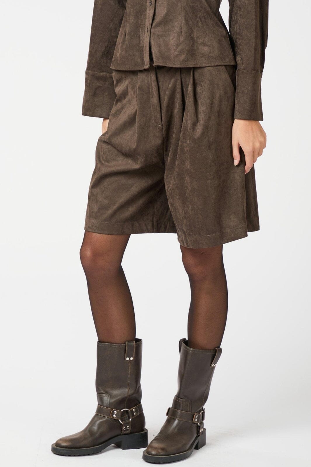 Neo Noir - Nika Faux Suede Bermuda Shorts 164474 - 676 - Dark Brown på udsalg