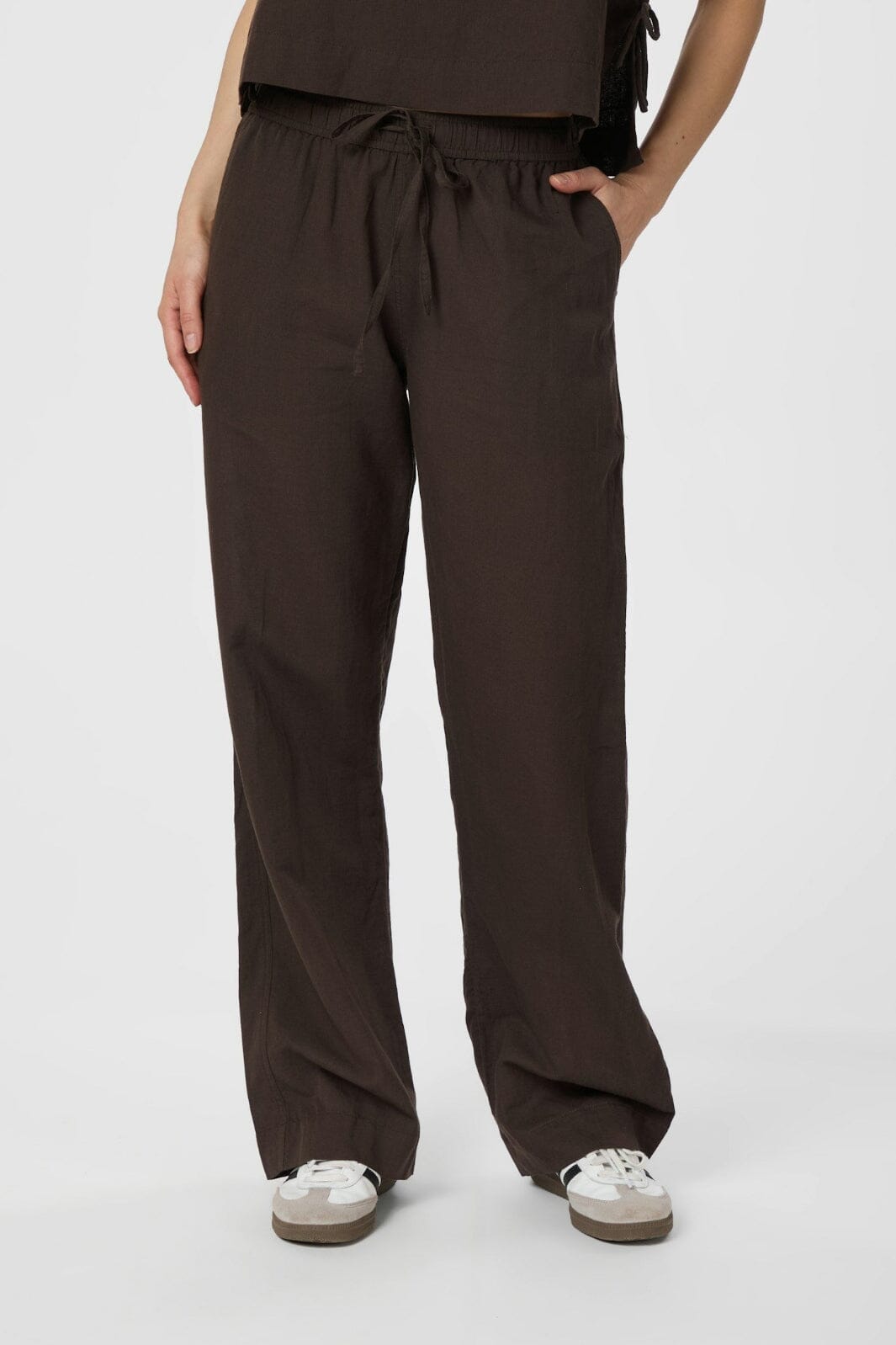 forudbestilling-neo-noir-sonar-linen-pants-158949-676-dark-brown_1.jpg Forudbestilling - Neo Noir - Sonar Linen Pants 158949 - 676 - Dark Brown