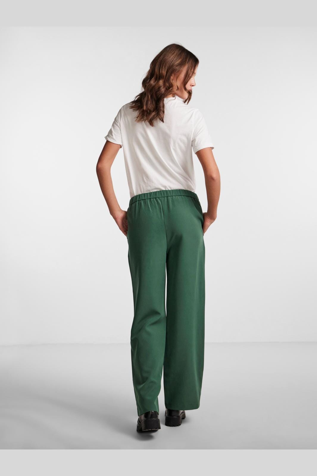 pieces-pcbossy-wide-plain-pant-4266210-trekking-green_2.jpg Pieces - Pcbossy Wide Plain Pant - 4266210 Trekking Green