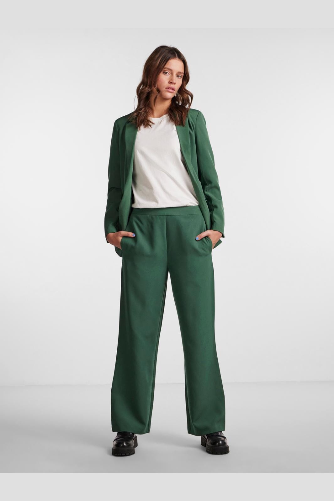 pieces-pcbossy-wide-plain-pant-4266210-trekking-green_3.jpg Pieces - Pcbossy Wide Plain Pant - 4266210 Trekking Green