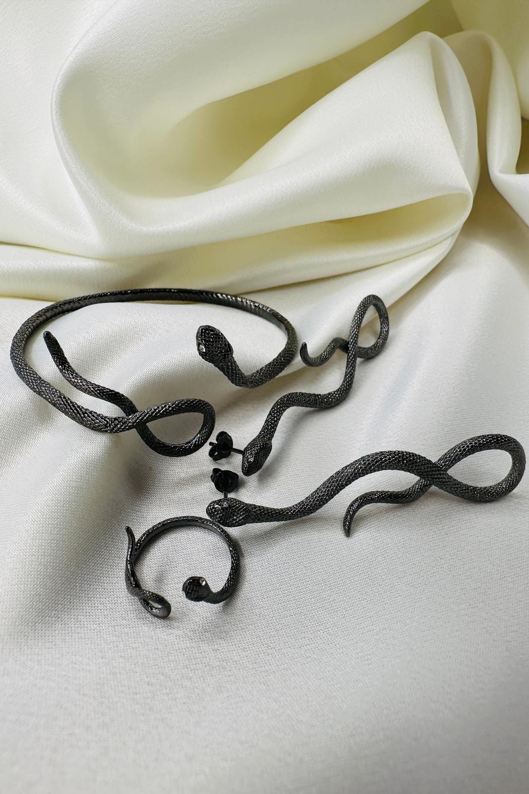 o-element-poison-snake-baracelet-black_1.jpg O element - Poison Snake Baracelet - Black Levere