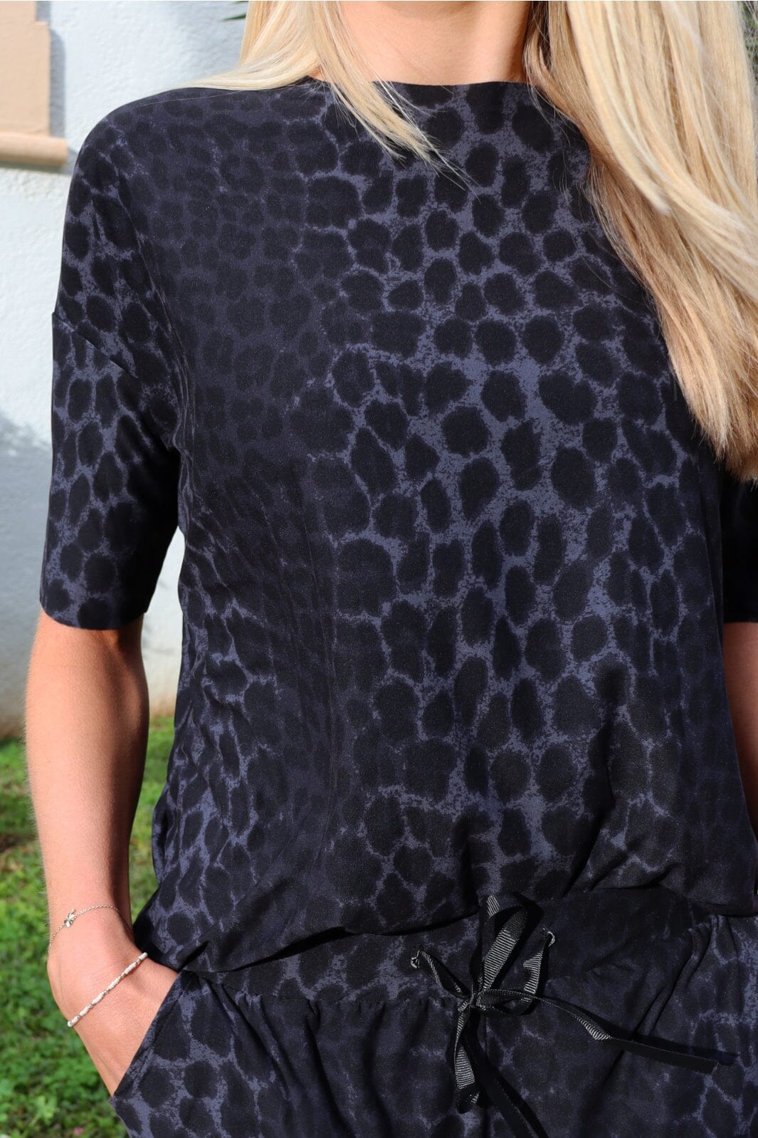 forudbestilling-liberte-alma-tshirt-9519-dark-grey-leo_1.jpg Forudbestilling - Liberte - Alma-Tshirt 9519 - Dark Grey Leo