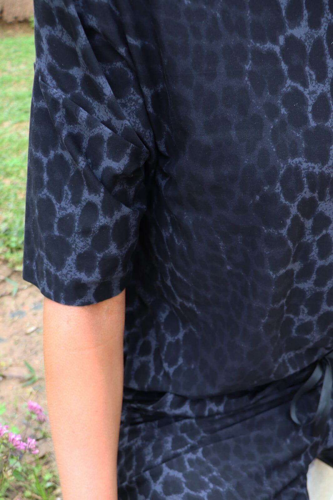 forudbestilling-liberte-alma-tshirt-9519-dark-grey-leo_3.jpg Forudbestilling - Liberte - Alma-Tshirt 9519 - Dark Grey Leo