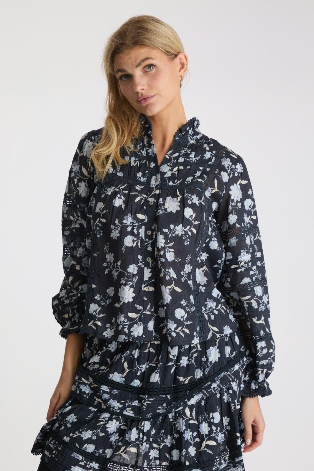 neo-noir-lyla-night-flower-blouse-navy_2.jpg Neo Noir - Lyla Night Flower Blouse - Navy Levere