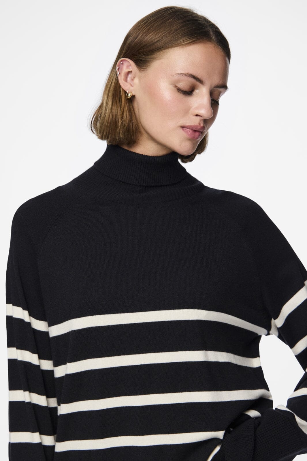 Pieces - Pcsia Ls Rollneck Knit - 4542868 Black White Udsalg