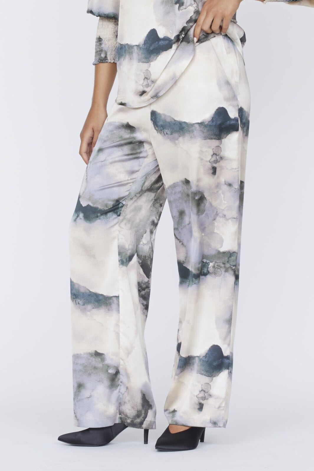 Love & Divine - Love1024-34 - 803 Waterprint