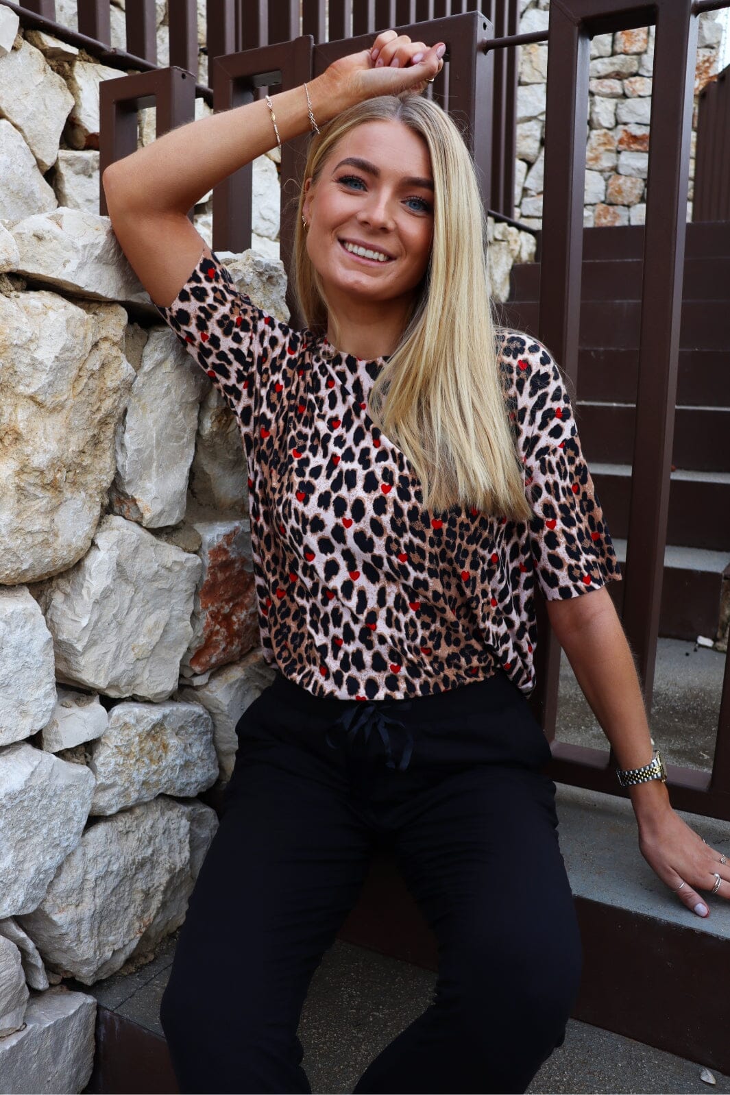 forudbestilling-liberte-alma-tshirt-9519-lux-leo-red-heart_1.jpg Forudbestilling - Liberte - Alma-Tshirt 9519 - Lux Leo Red Heart Levere