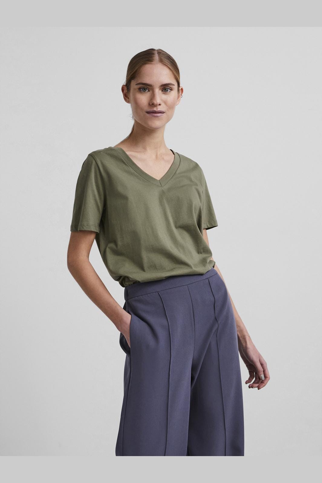 Pieces - Pcria Ss V-Neck Solid Tee - 3783308 Deep Lichen Green Udsalg
