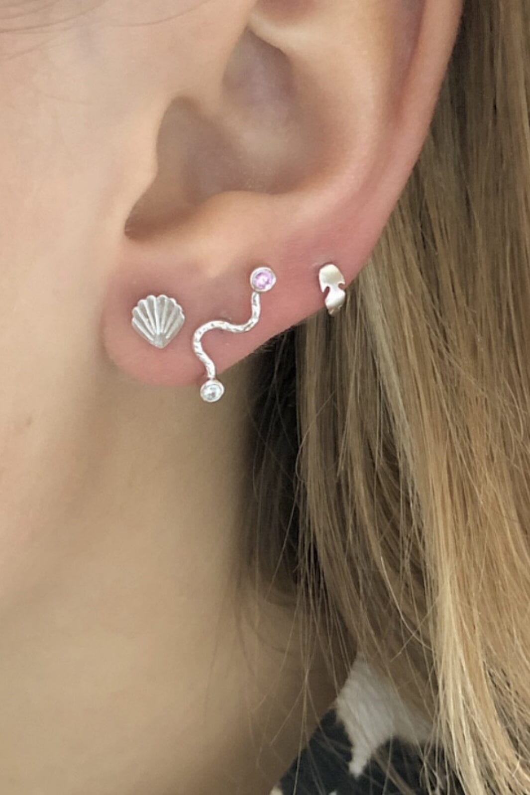 Stine A - Big Wave Earring With Pastel Pink & Blue Stones Silver - 1219-00-S