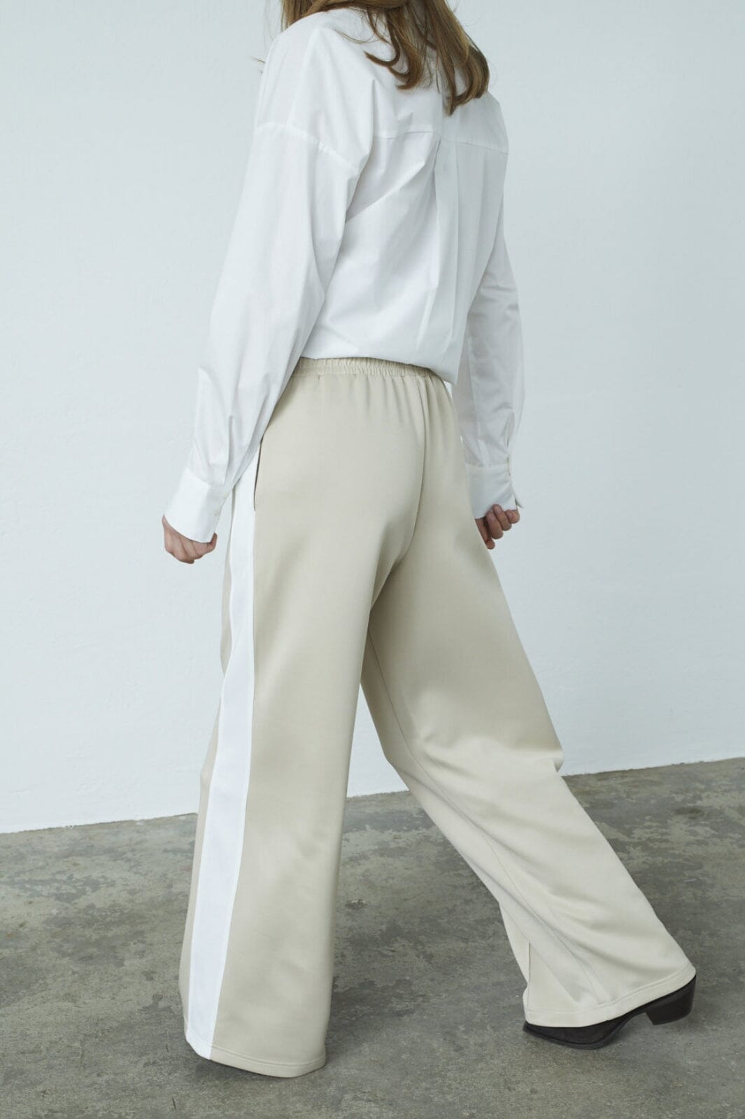 Love & Divine - Love1284 18469 - 119 - Sand/White