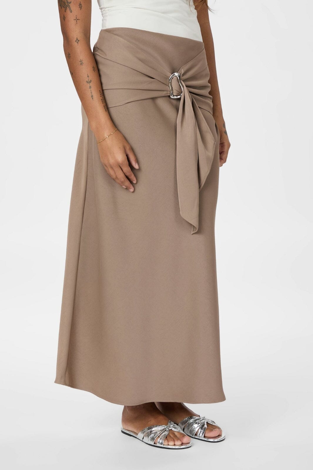 Forudbestilling - Neo Noir - Kit Dull Sateen Skirt 165565 - 811 - Dark Taupe Online nu