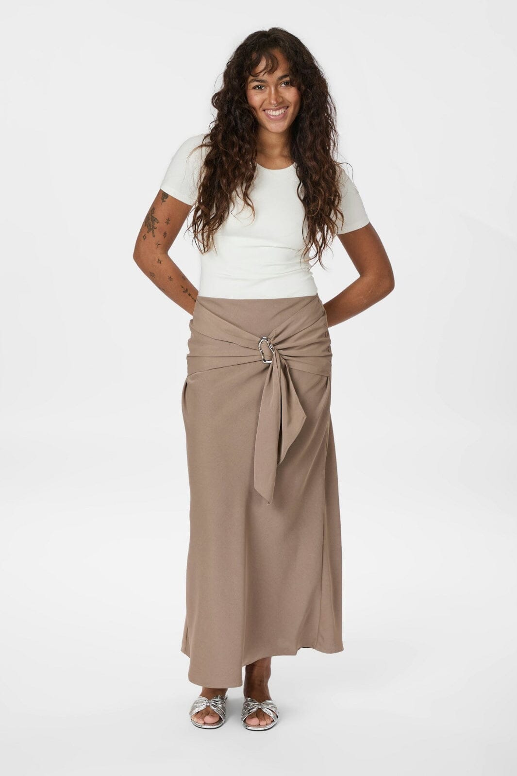 Forudbestilling - Neo Noir - Kit Dull Sateen Skirt 165565 - 811 - Dark Taupe Online nu