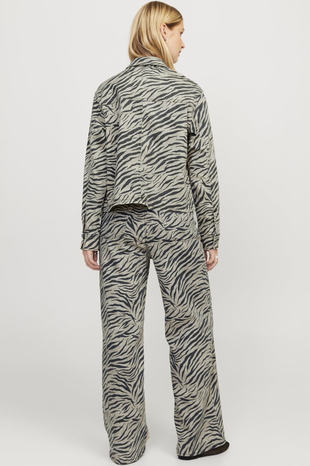 jjxx-jxsarah-tokyo-zebra-wide-pant-12276438-4757371-feather-gray-zebra_3.jpg Jjxx - Jxsarah Tokyo Zebra Wide Pant 12276438 - 4757371 - Feather Gray Zebra Online