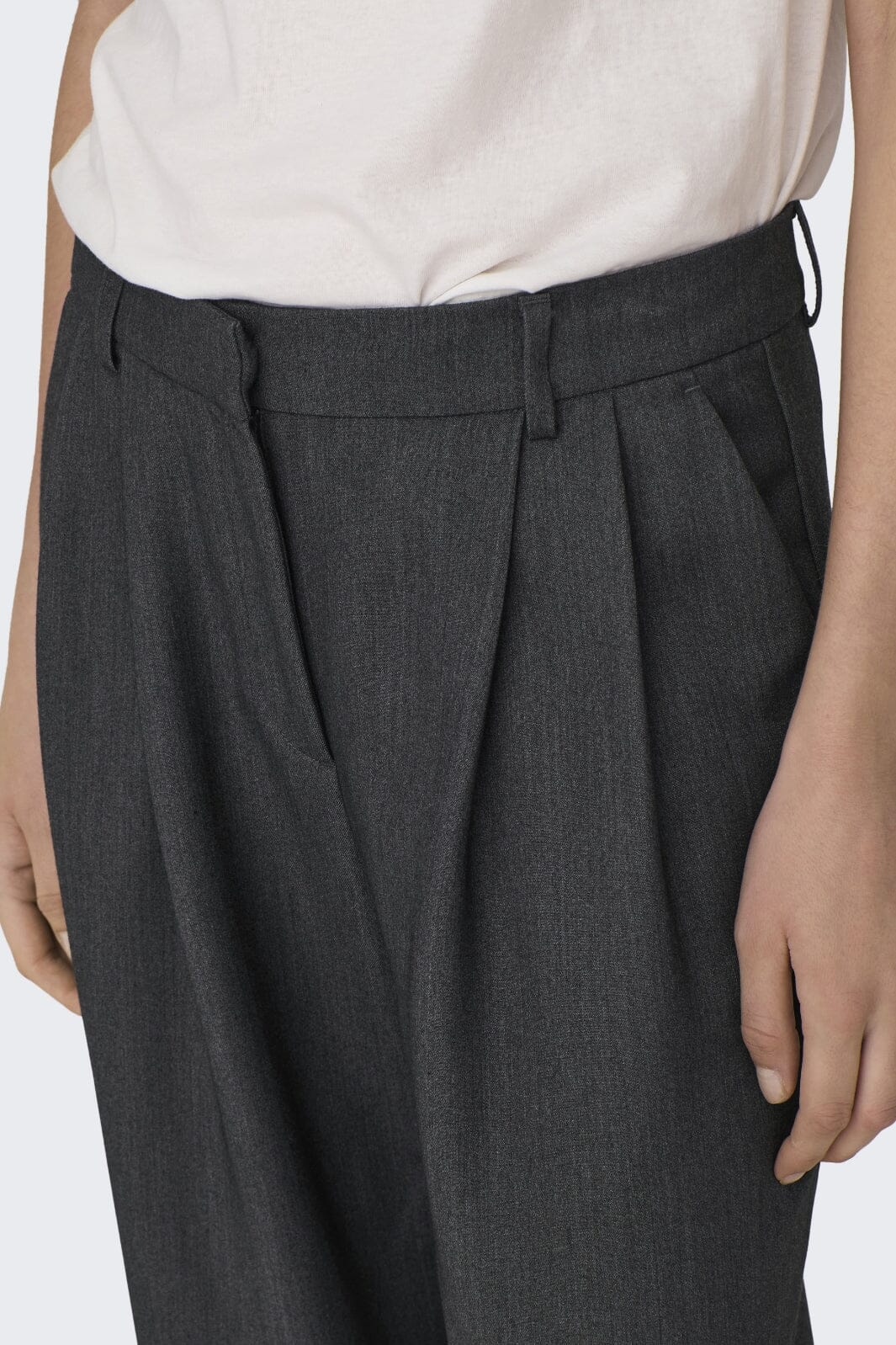 only-onlhattie-pleat-mel-str-pant-tlr-15304707-4330959-dark-grey-melange_3.jpg Only - Onlhattie Pleat Mel Str Pant Tlr 15304707 - 4330959 - Dark Grey Melange