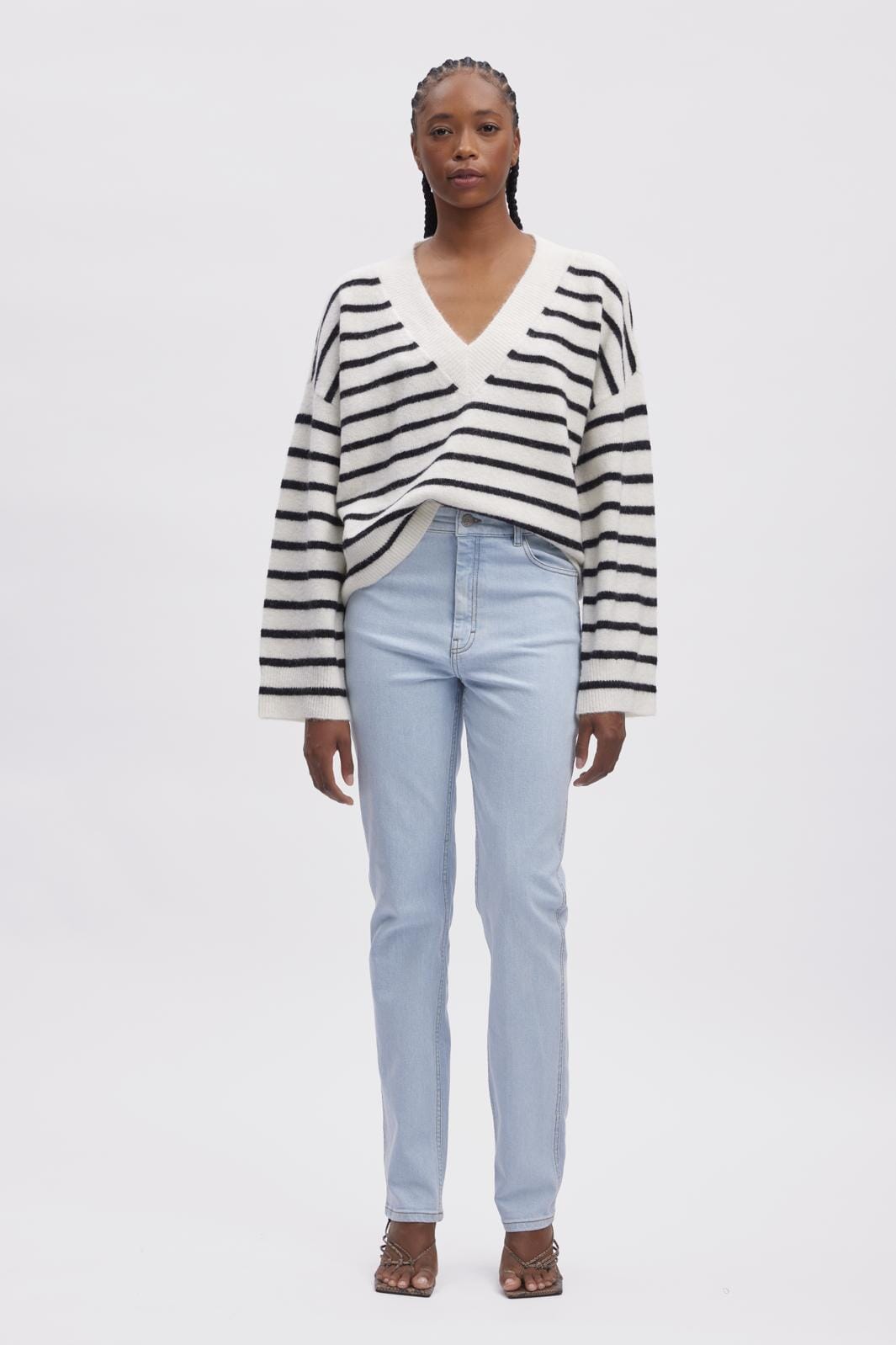 gestuz-alphagz-v-neck-striped-106145-ivory-black-striped_1.jpg Gestuz - Alphagz V-Neck Striped - 106145 Ivory Black Striped