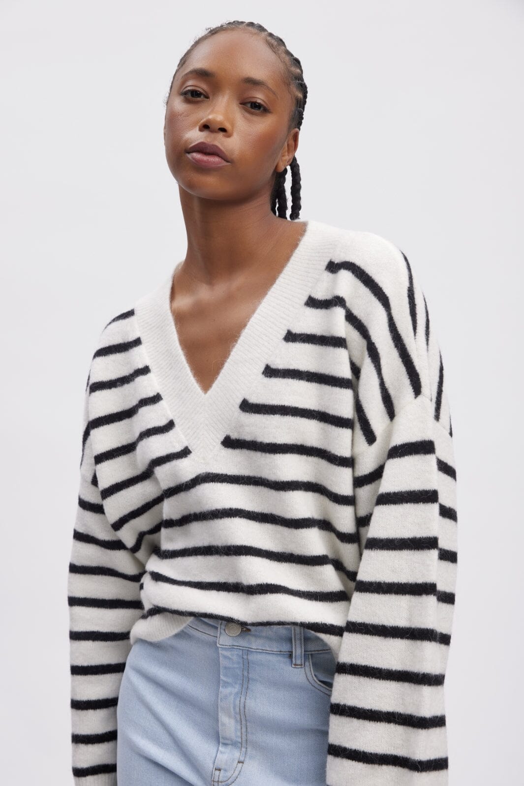 gestuz-alphagz-v-neck-striped-106145-ivory-black-striped_3.jpg Gestuz - Alphagz V-Neck Striped - 106145 Ivory Black Striped