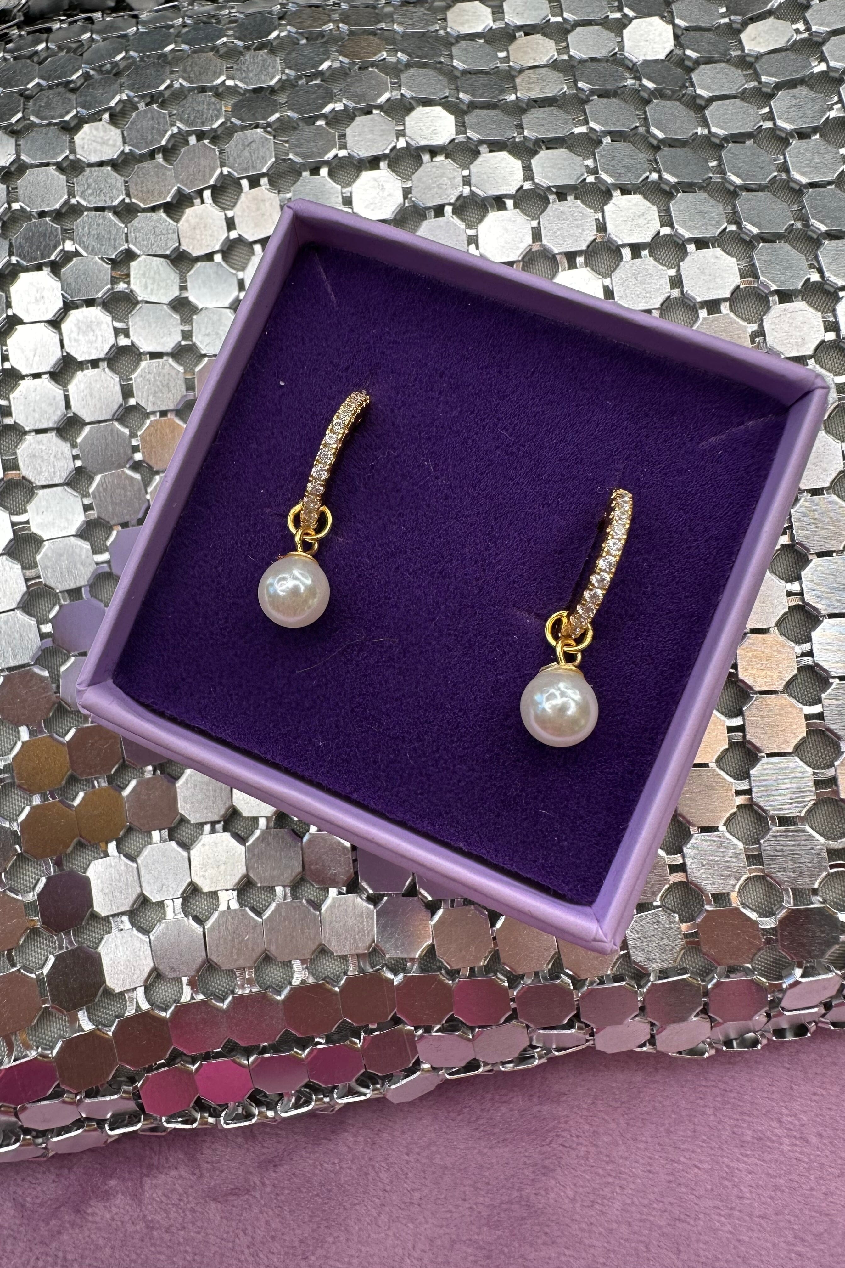 mellow-moon-pearl-and-stone-earing-forgyldt_1.jpg Mellow Moon - Pearl And Stone Earing - Forgyldt