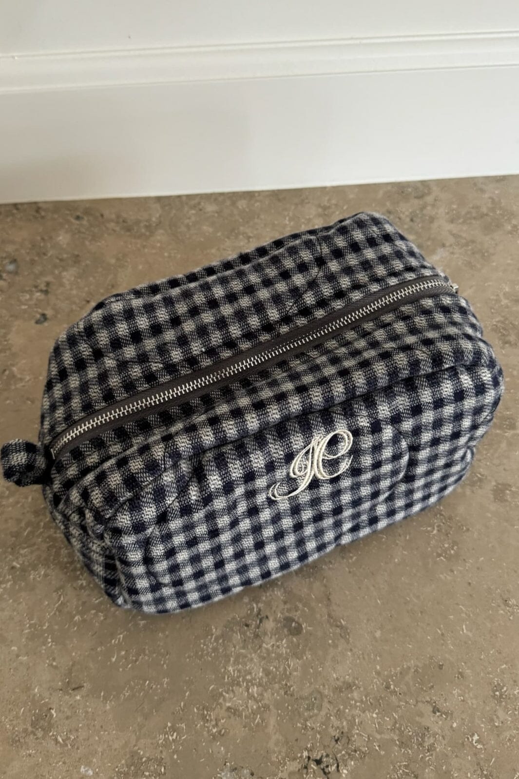 byic-emilieic-mini-cosmetic-bag-a23769-navyc-navy-checks_3.jpg BYIC - Emilieic Mini Cosmetic Bag A23769 - Navyc - Navy Checks Levere