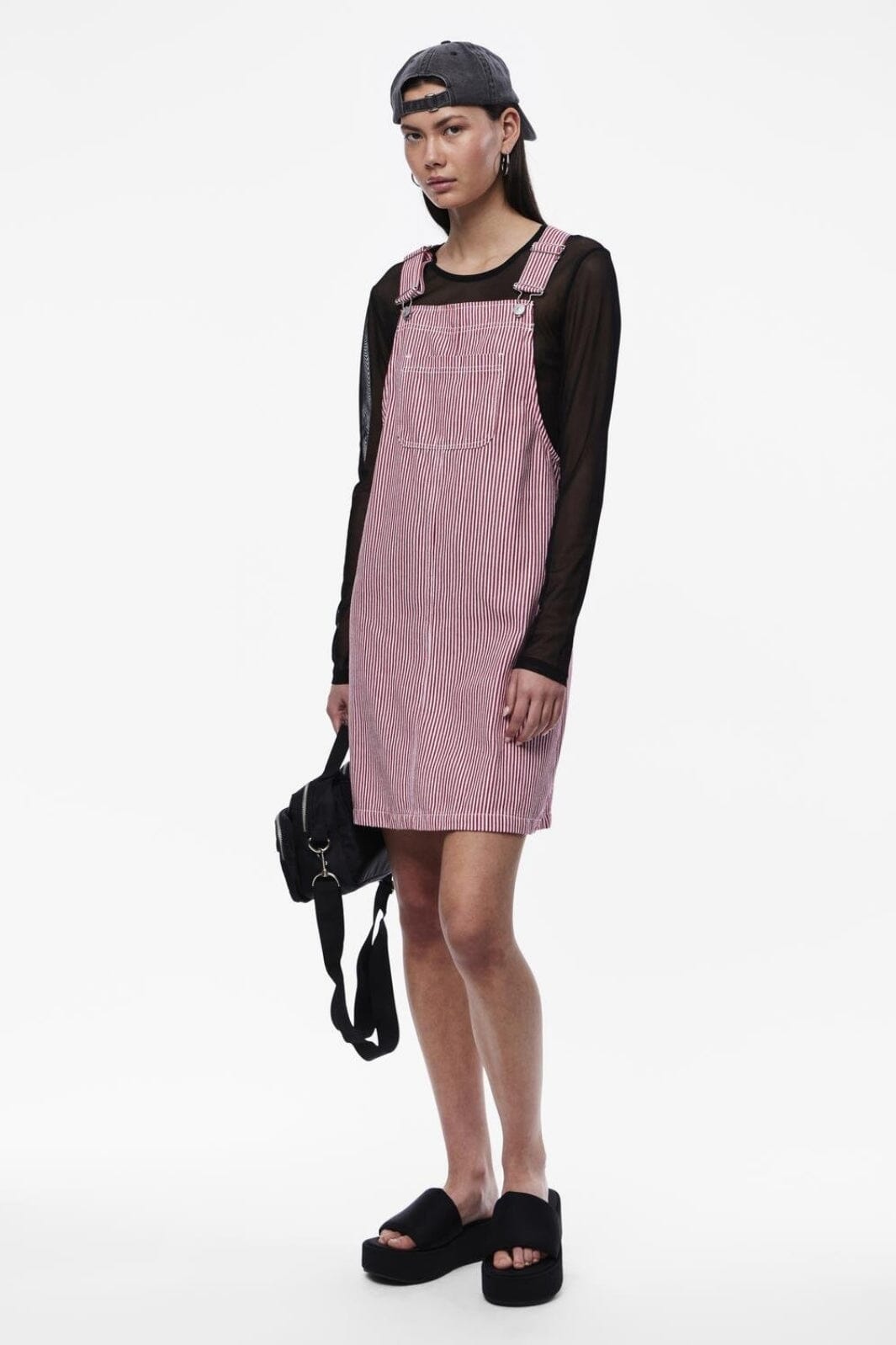 forudbestilling-pieces-pcallo-dungaree-dress-fsy-4464992-salsa-cloud-dancer-stripes_2.jpg Forudbestilling - Pieces - Pcallo Dungaree Dress Fsy - 4464992 Salsa Cloud Dancer Stripes