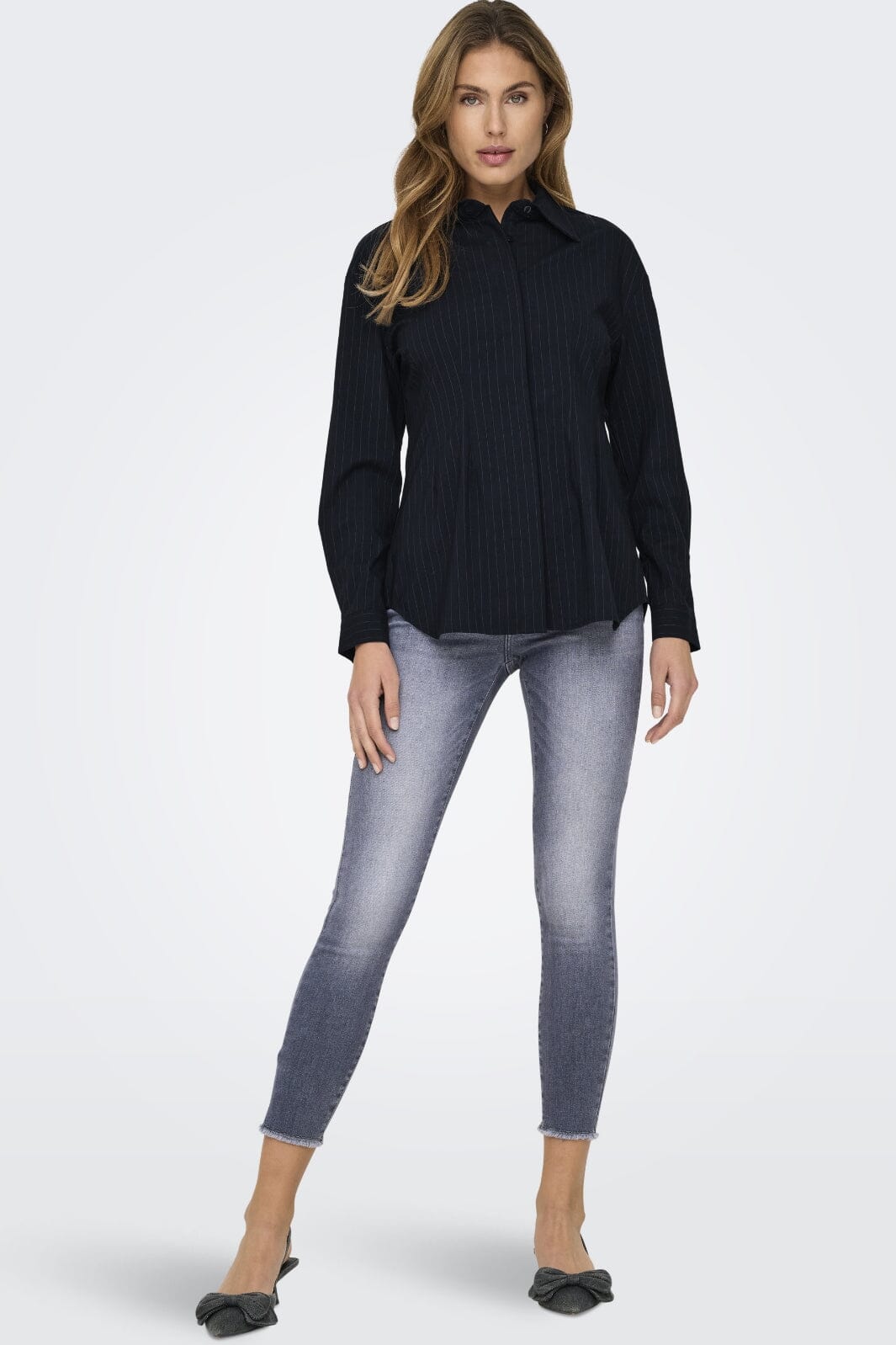 only-onleda-l-s-fitted-shirt-15344223-4707903-black-white-pinstripes_3.jpg Only - Onleda L/S Fitted Shirt 15344223 - 4707903 - Black White Pinstripes