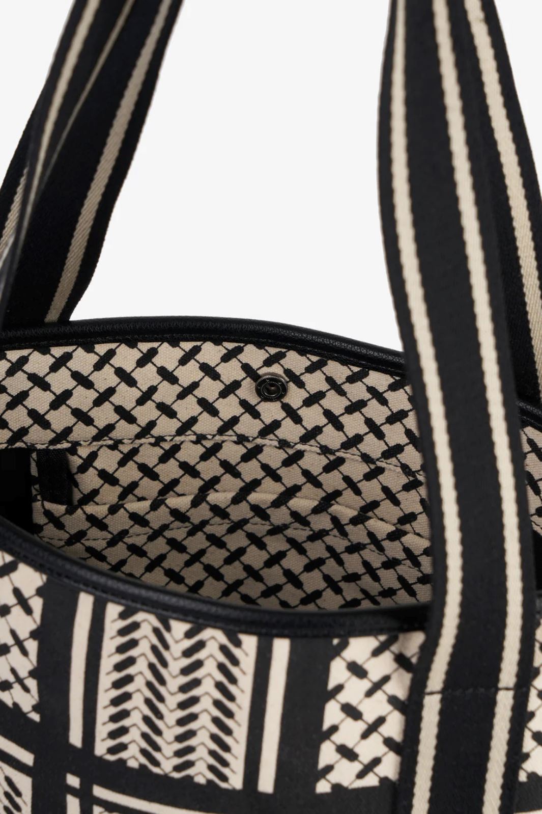 lala-berlin-tote-carmela-2-0-heritage-stripe-black_2.jpg Lala Berlin - Tote Carmela 2.0 - heritage stripe black Mode