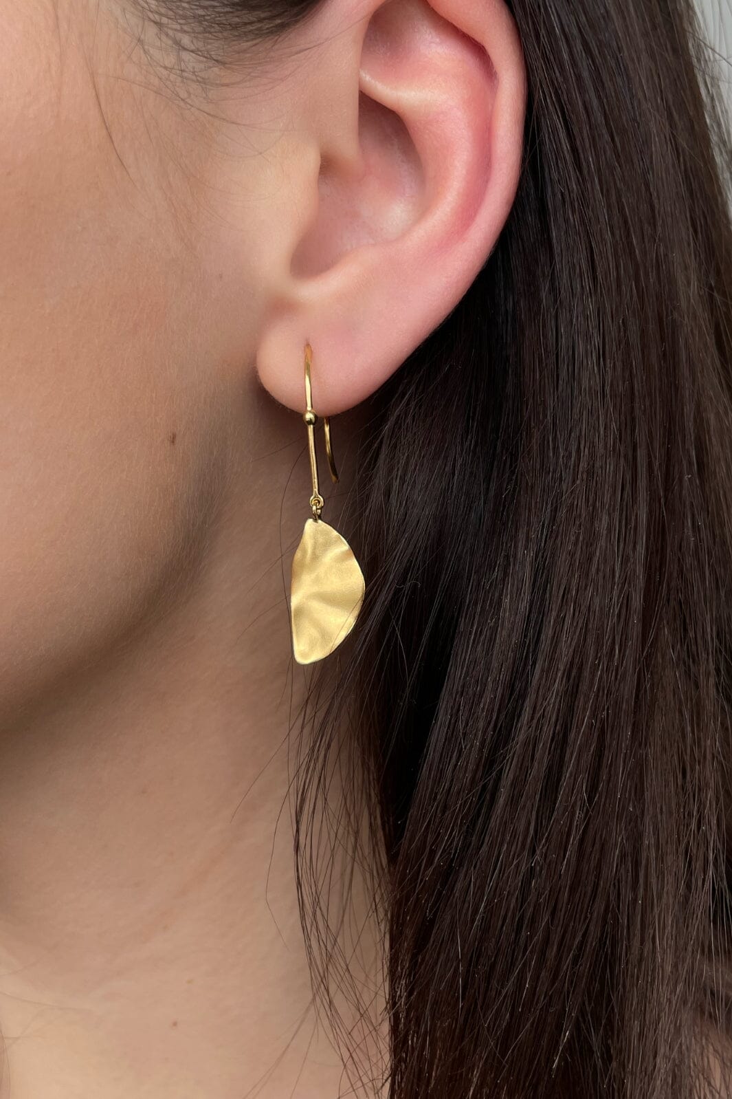 stine-a-hook-with-goldenenen-refection-moon-earring-left-single-1341-02-l_1.jpg Stine A - Hook With Goldenenen Refection Moon Earring Left - Single - 1341-02-L