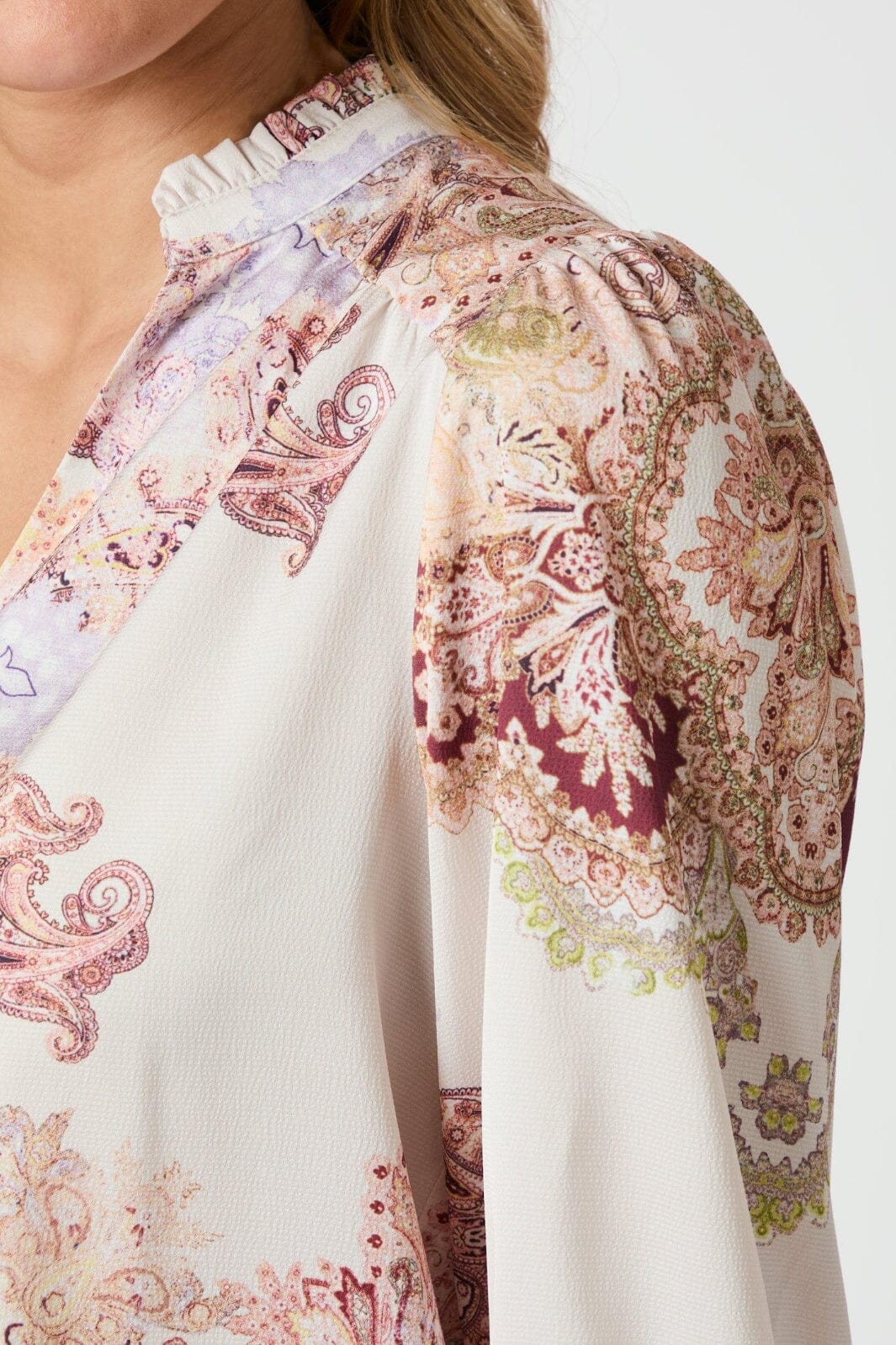 Forudbestilling - Neo Noir - Roselle Artist Paisley Blouse 165558 - 124 - Ivory Hot på udsalg