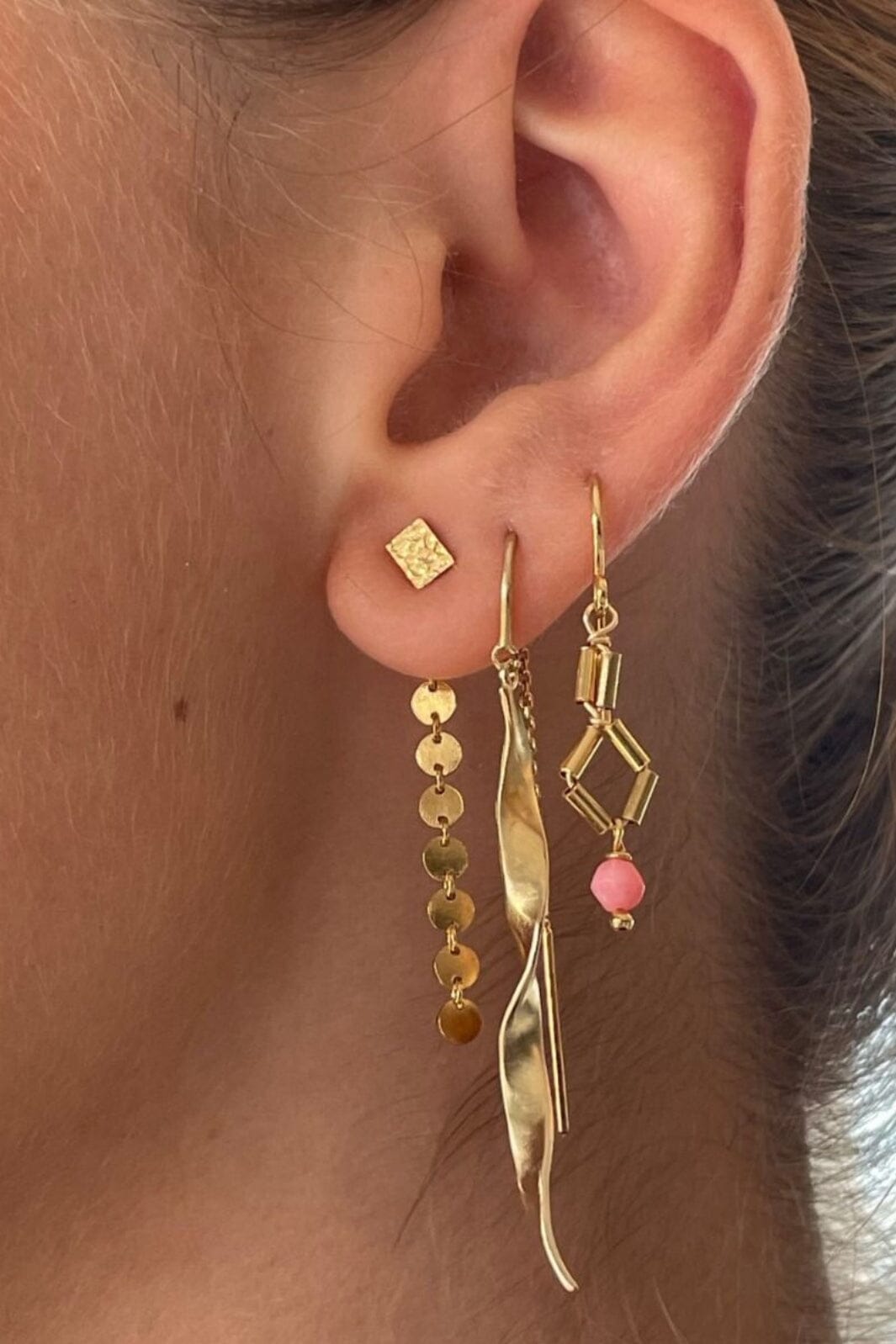 Stine A - Long Twisted Hammered Earring With Chain Goldenen - 1188-02-S